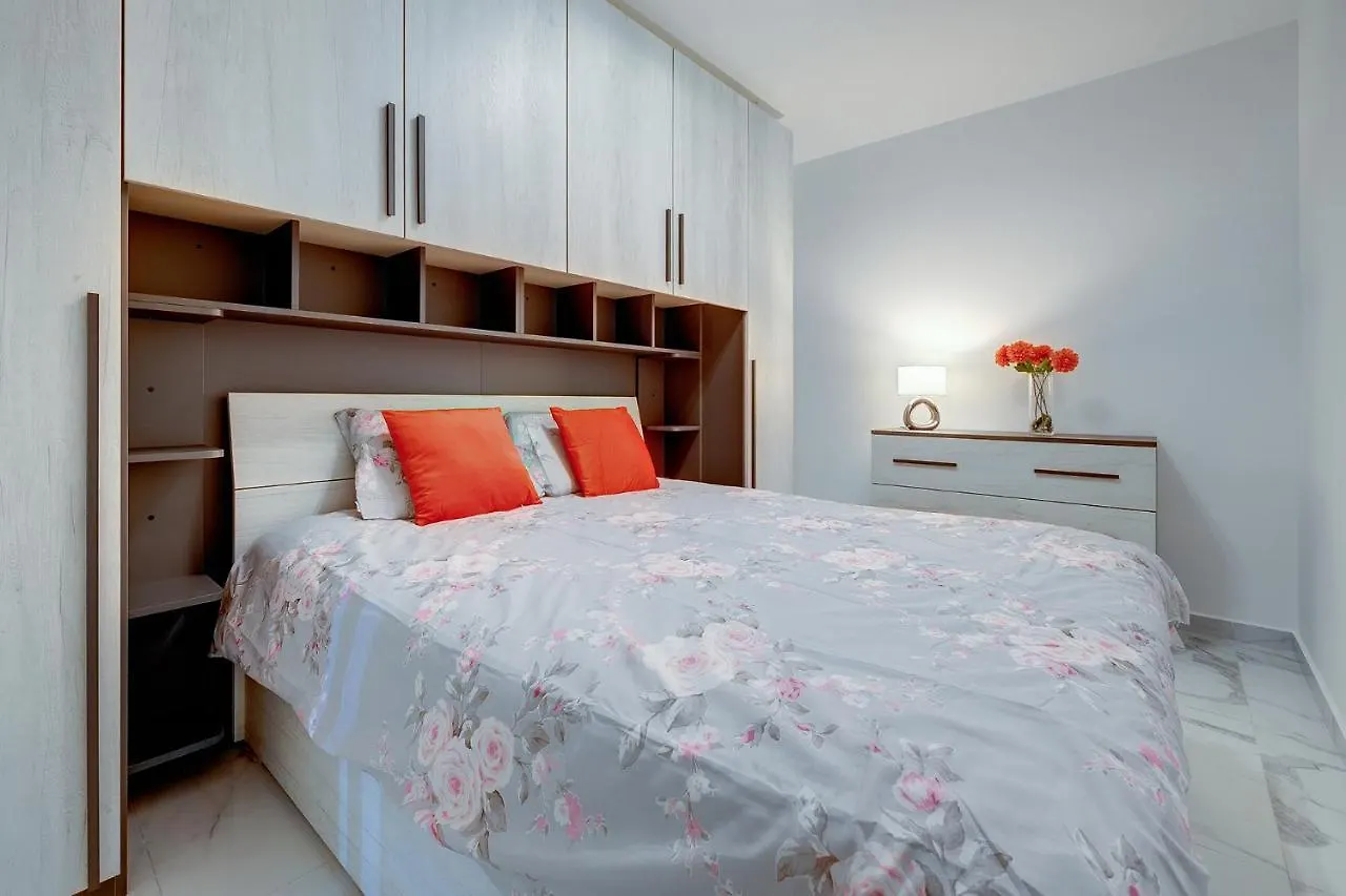 Deluxe 2Br Apartment In Central St Julians San Ġiljan 0*,  Malta